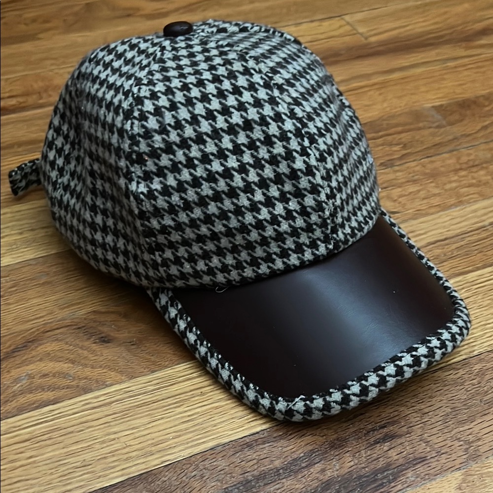 Houndstooth Pattern Cap with Leather Brim